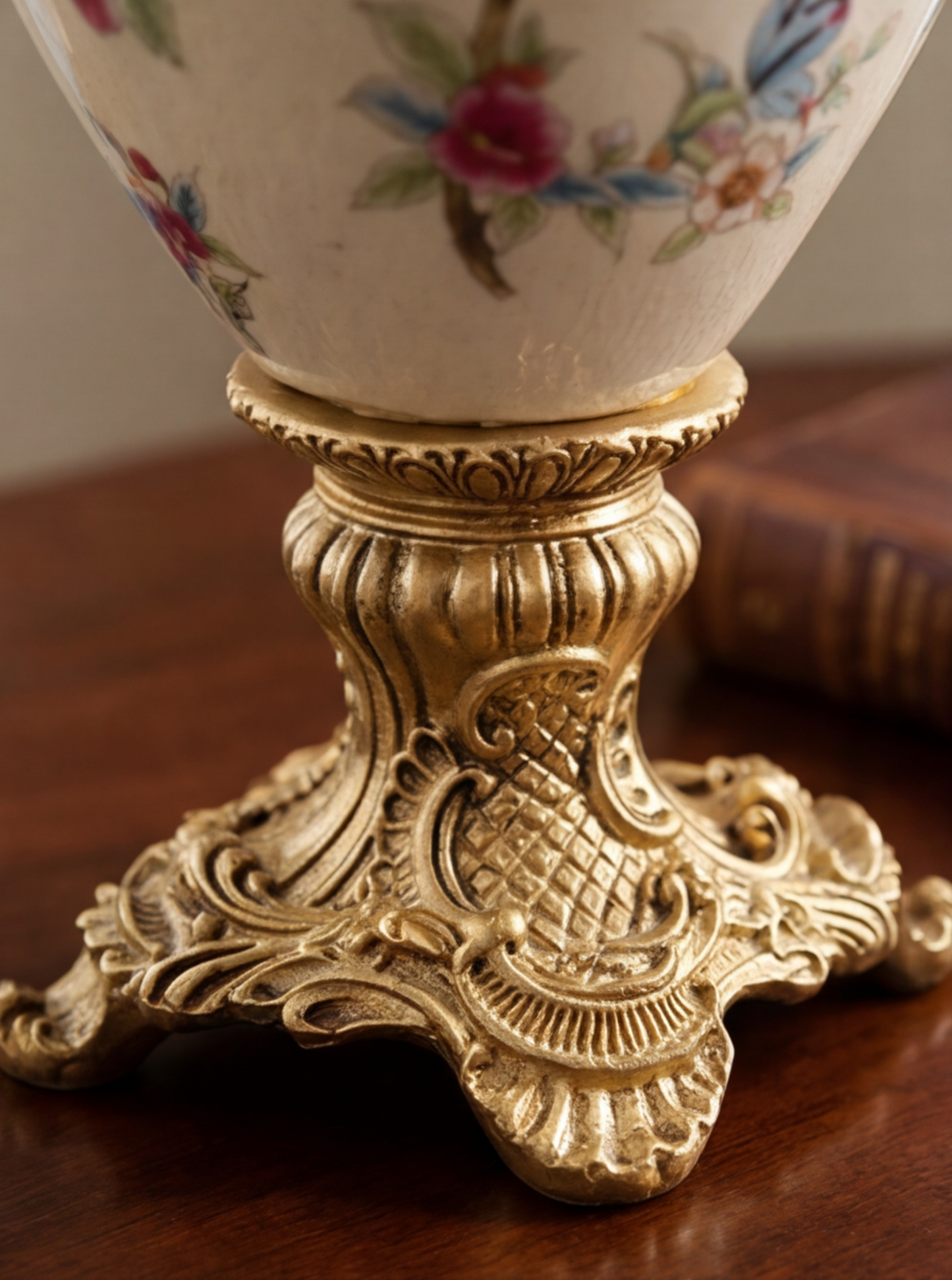 Keramikvase mit Blumenornament
