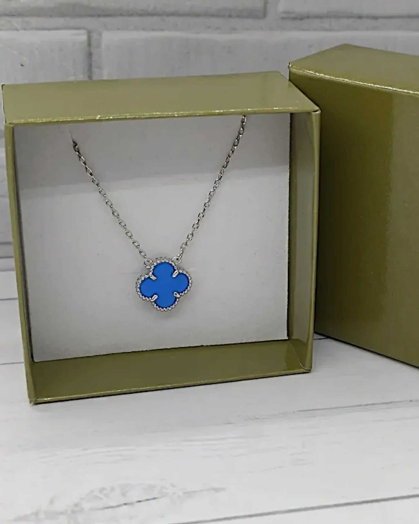 Halskette „Clover2“ in silbrigblau Farbe - TOLLzWOOD