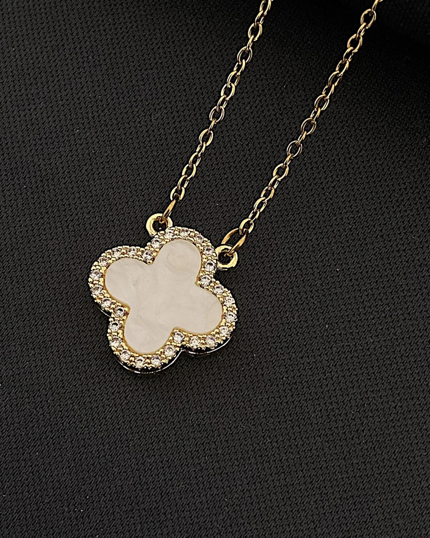 Halskette „Clover“ in Goldweiße Farbe - TOLLzWOOD