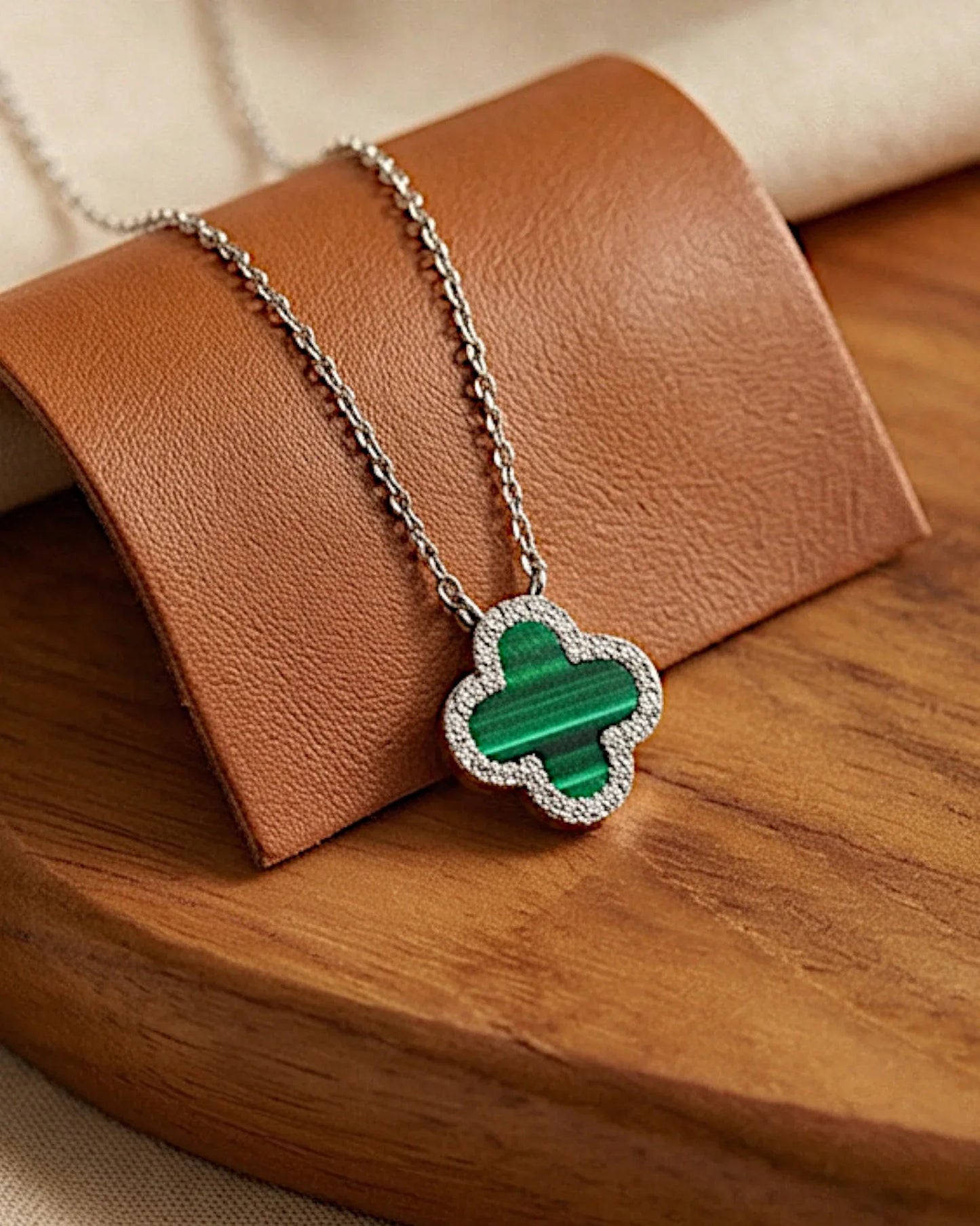 Halskette „Clover“ in silbergrüner Farbe - TOLLzWOOD