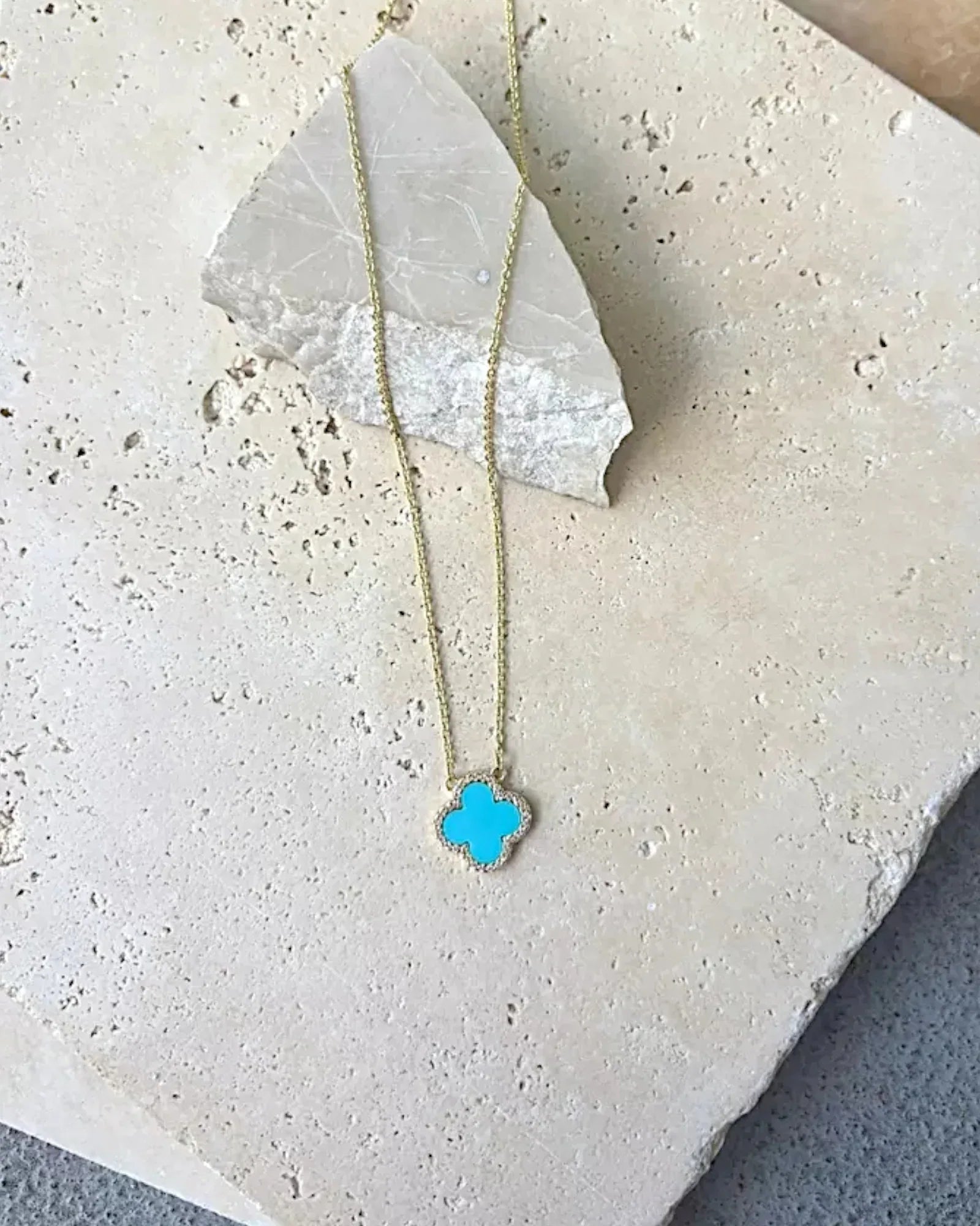 Halskette „Clover“ in goldblaue Farbe - TOLLzWOOD