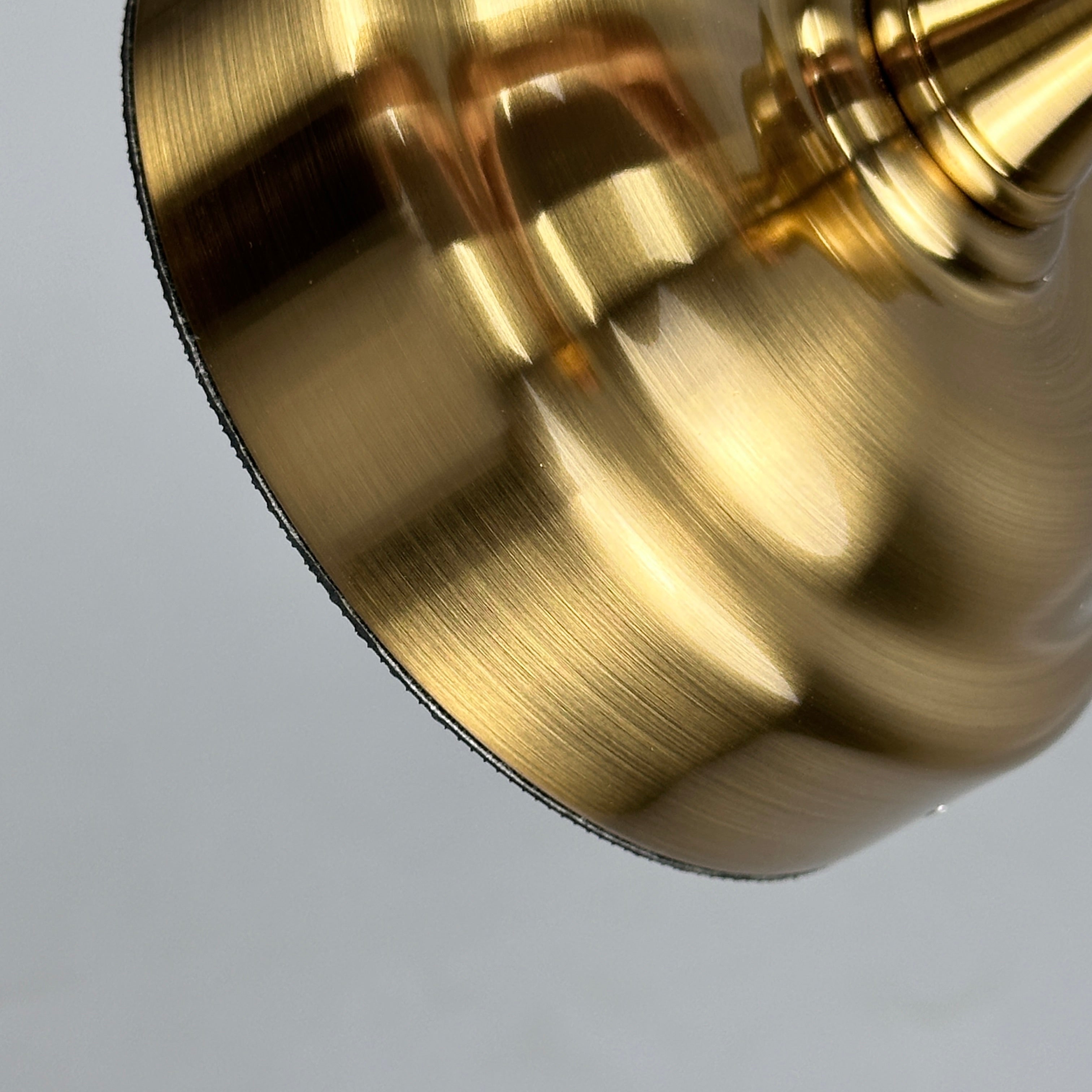 Goldene Tischlampe mit Stoffschirm, dimmbar