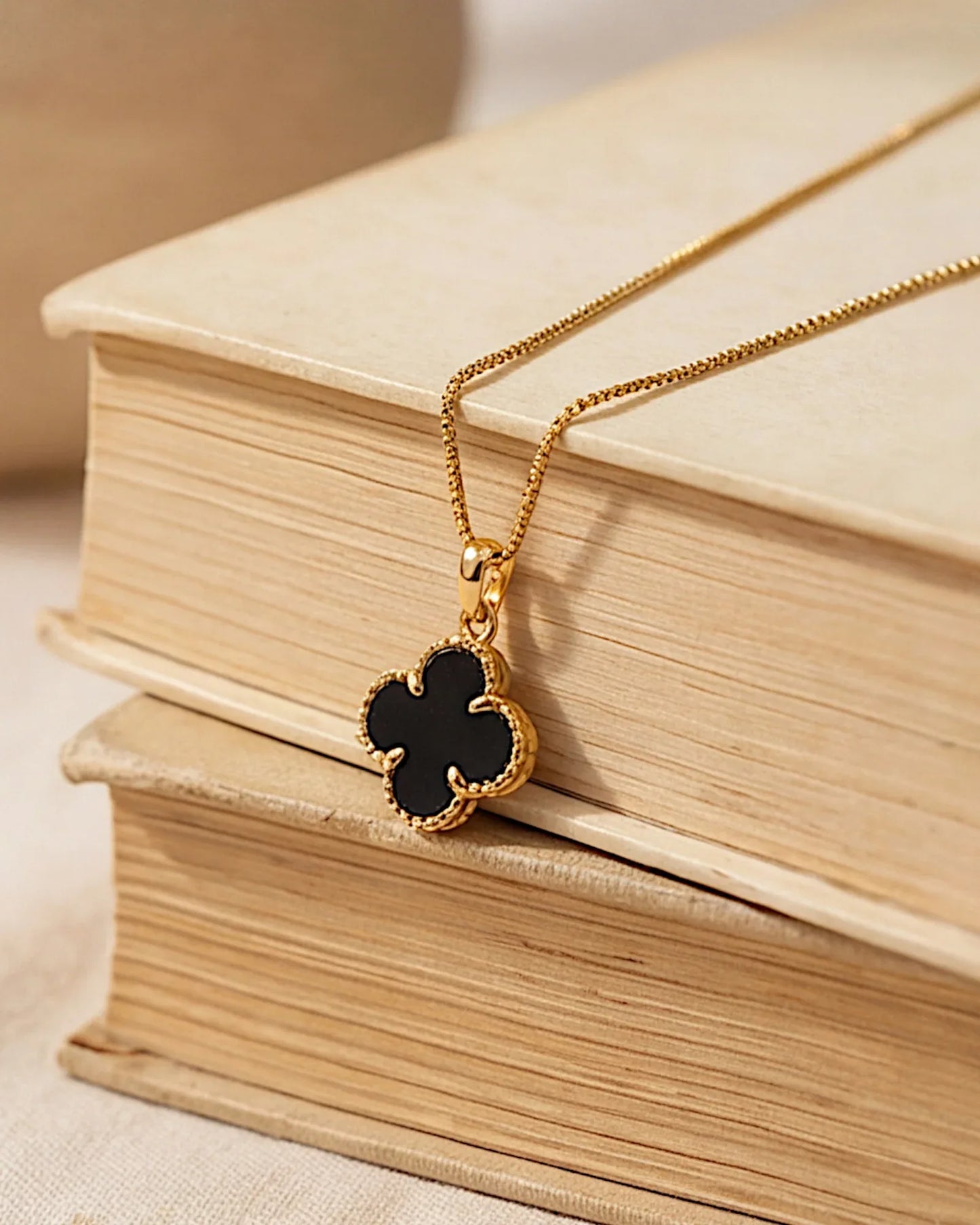 Halskette „Clover2“ in goldschwarz Farbe - TOLLzWOOD