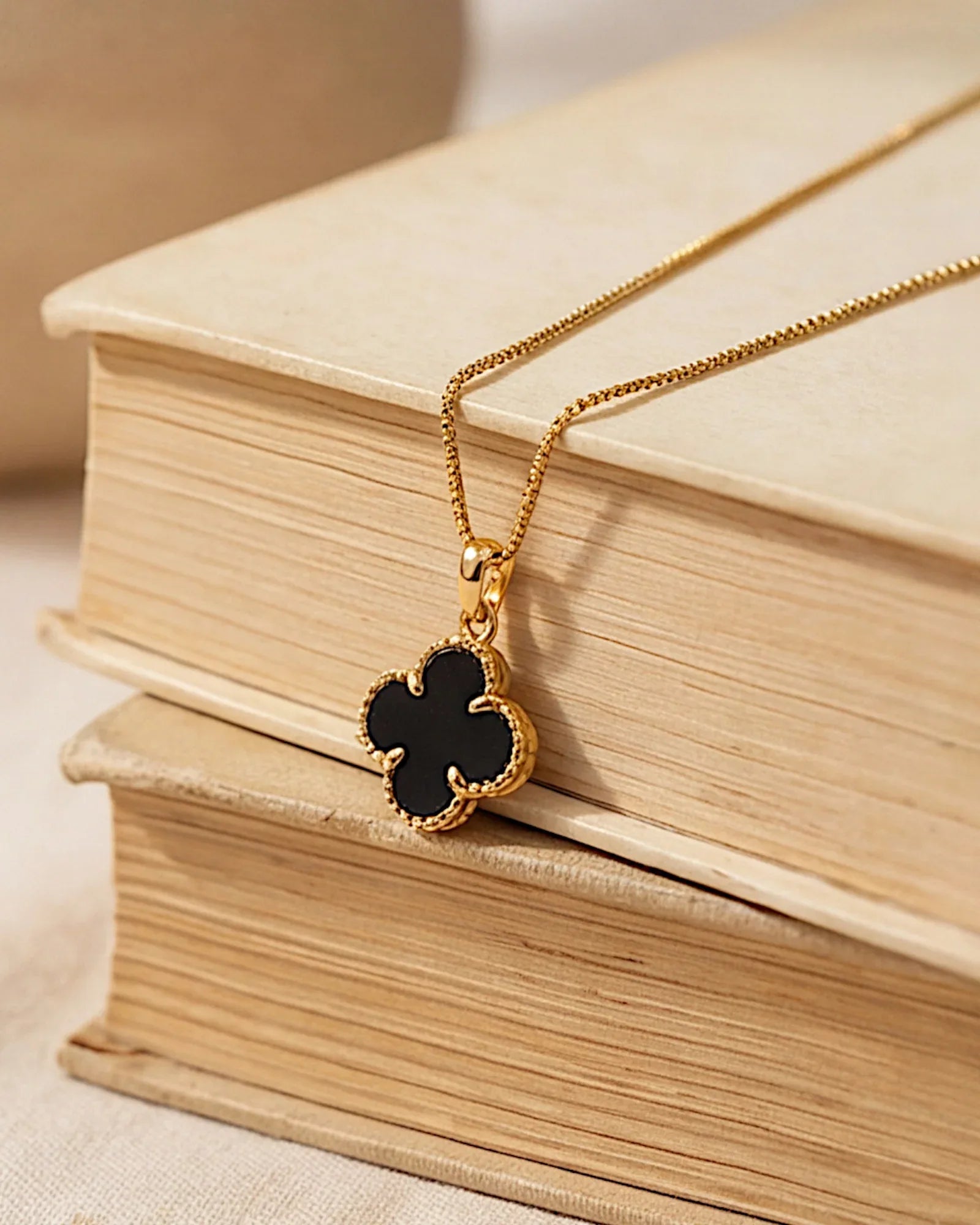 Halskette „Clover2“ in goldschwarz Farbe - TOLLzWOOD