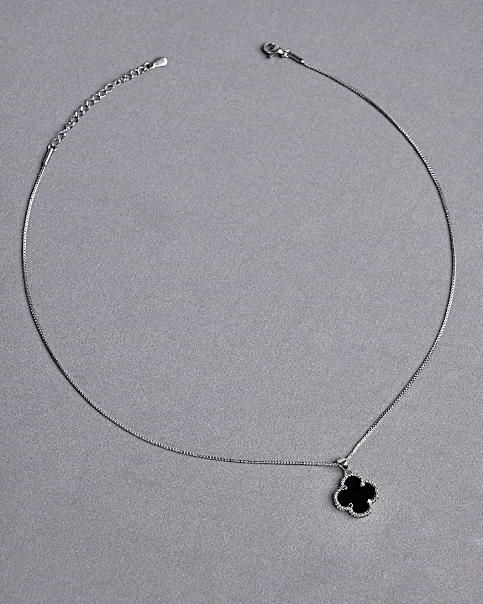 Halskette „Clover2“ in Silberschwarze Farbe - TOLLzWOOD
