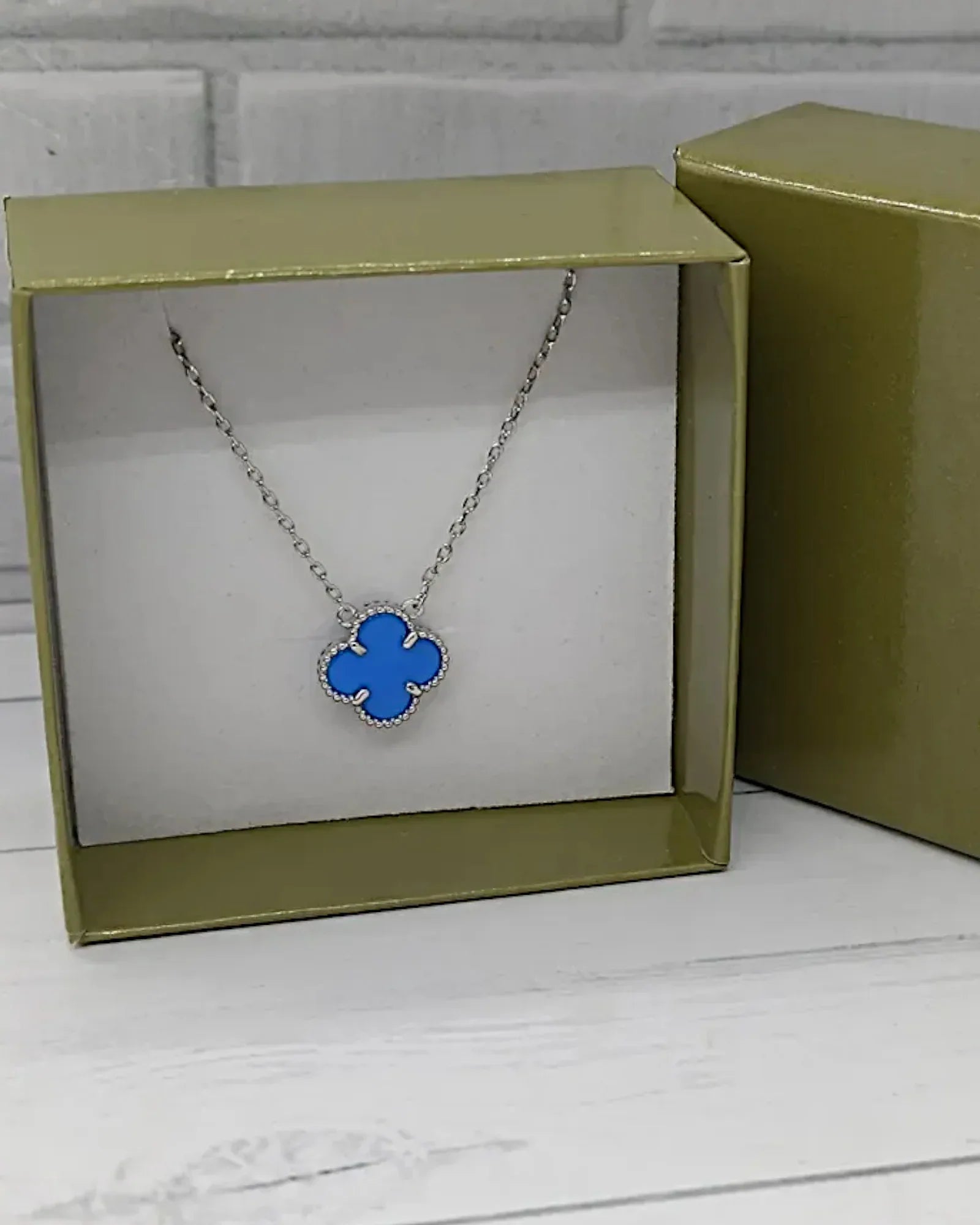 Halskette „Clover2“ in silbrigblau Farbe - TOLLzWOOD