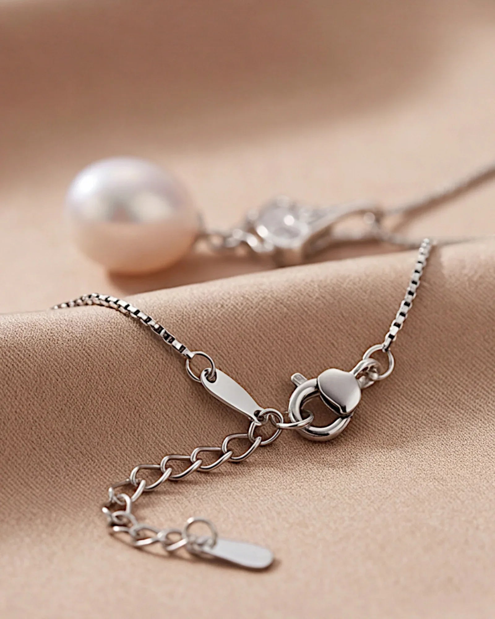 Schmuckset. Halskette und Ohrringe aus 925er Sterlingsilber mit tropfenförmigen Süßwasserperlen - TOLLzWOOD