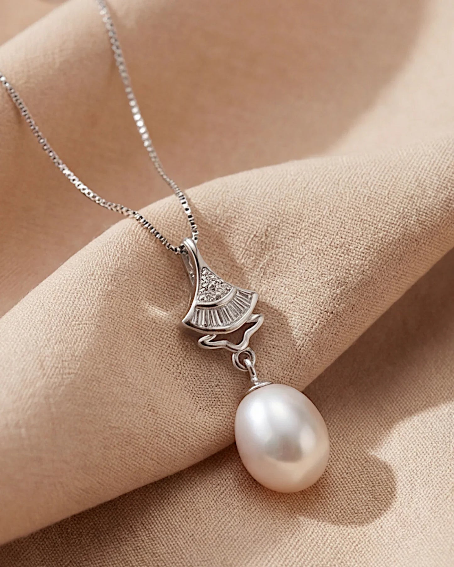 Schmuckset. Halskette und Ohrringe aus 925er Sterlingsilber mit tropfenförmigen Süßwasserperlen - TOLLzWOOD