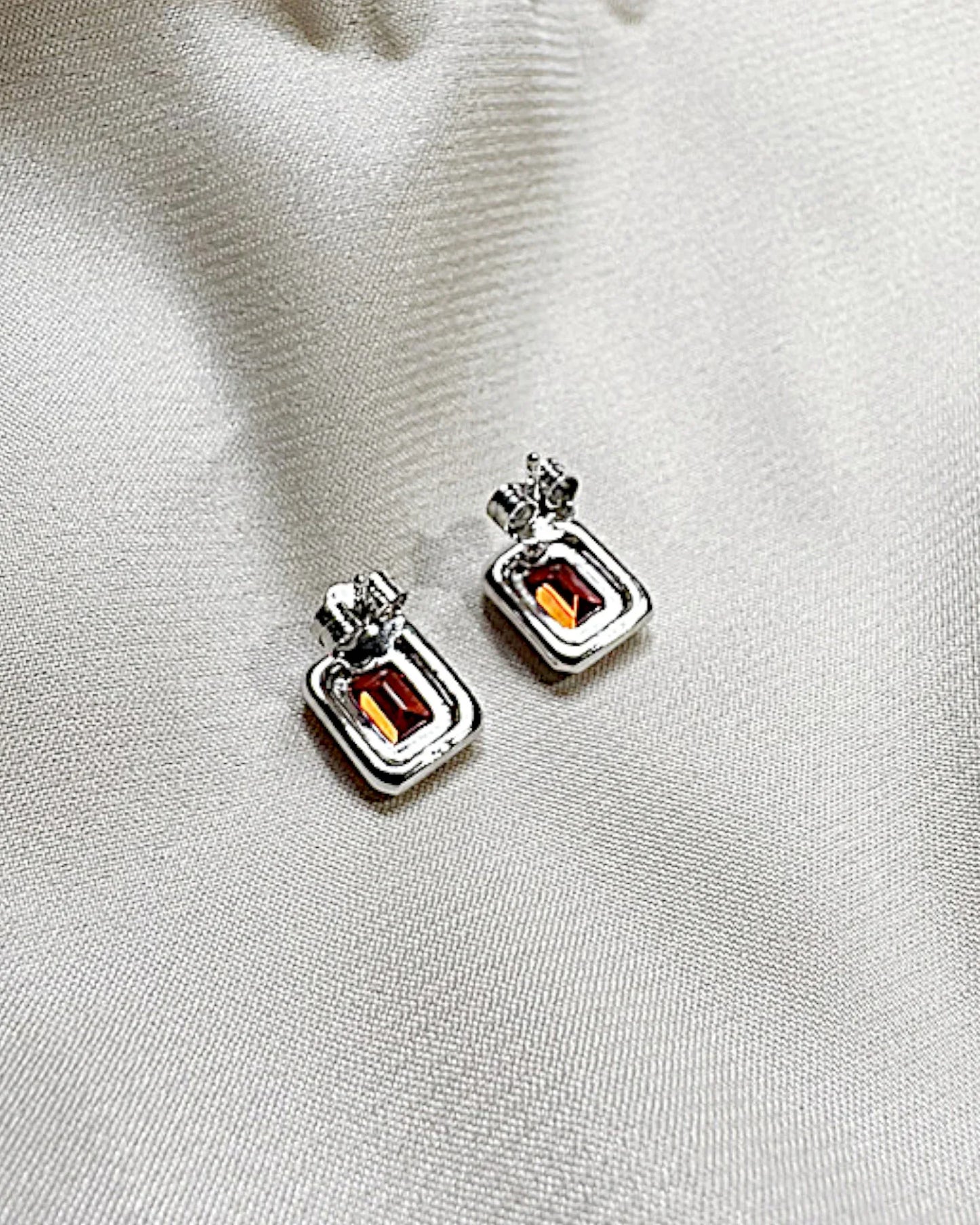 Ohrringe aus 925er Silber mit rotem Zirkonia - TOLLzWOOD