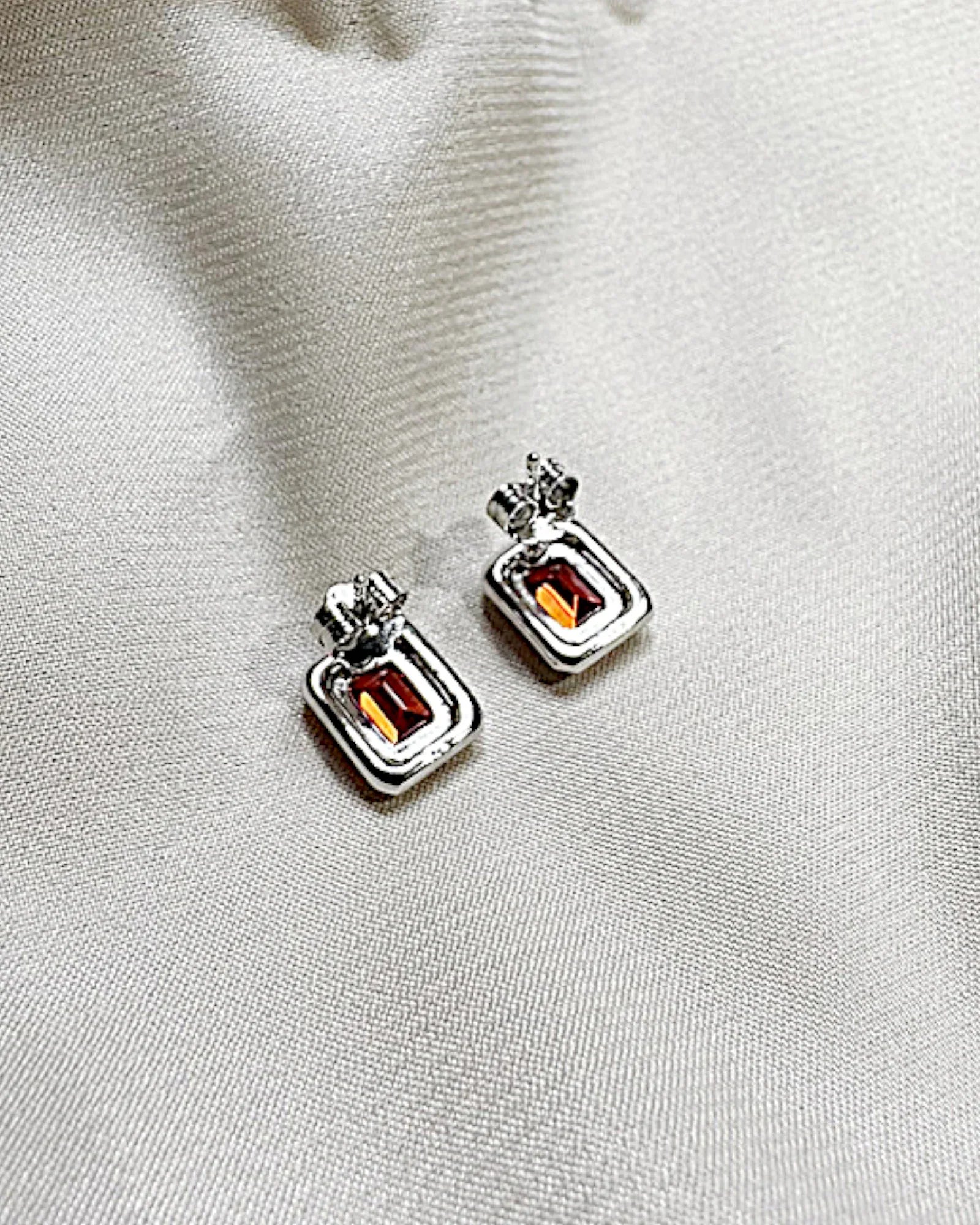 Ohrringe aus 925er Silber mit rotem Zirkonia - TOLLzWOOD