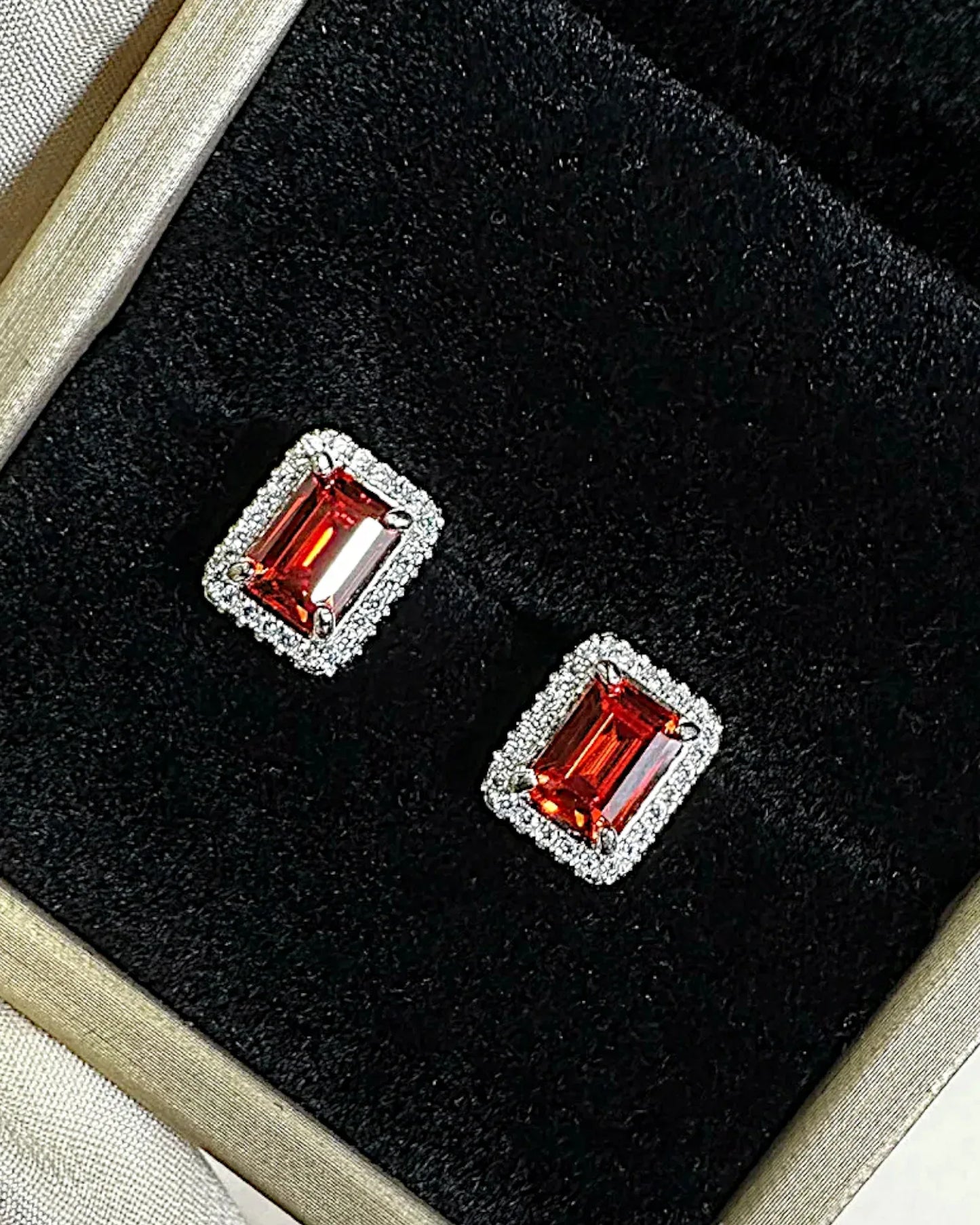 Ohrringe aus 925er Silber mit rotem Zirkonia - TOLLzWOOD