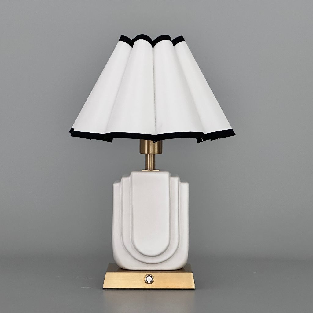 Table lamp with fabric shade and battery, gold