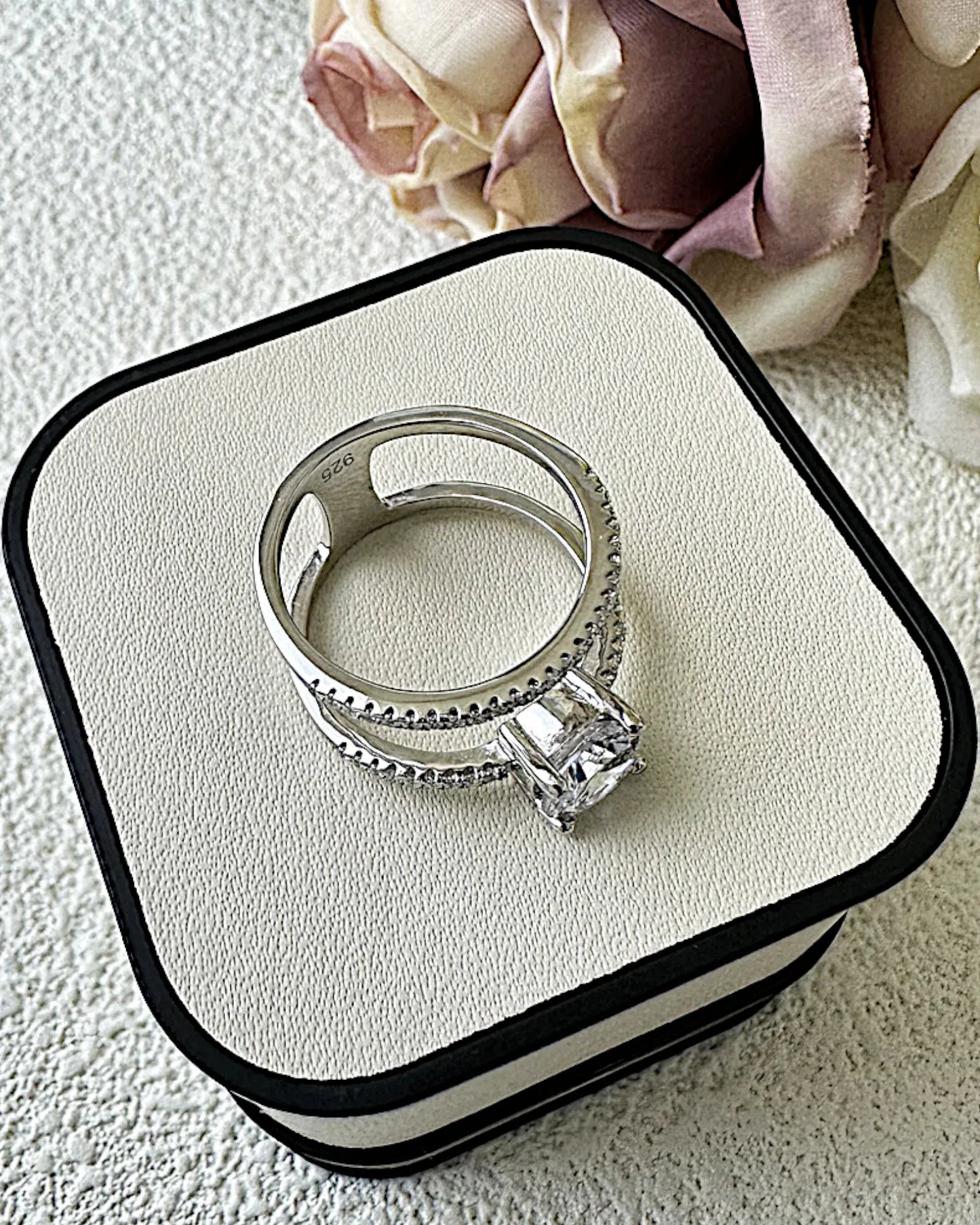 Ring aus 925er Sterlingsilber mit einem großen Zirkonia - TOLLzWOOD