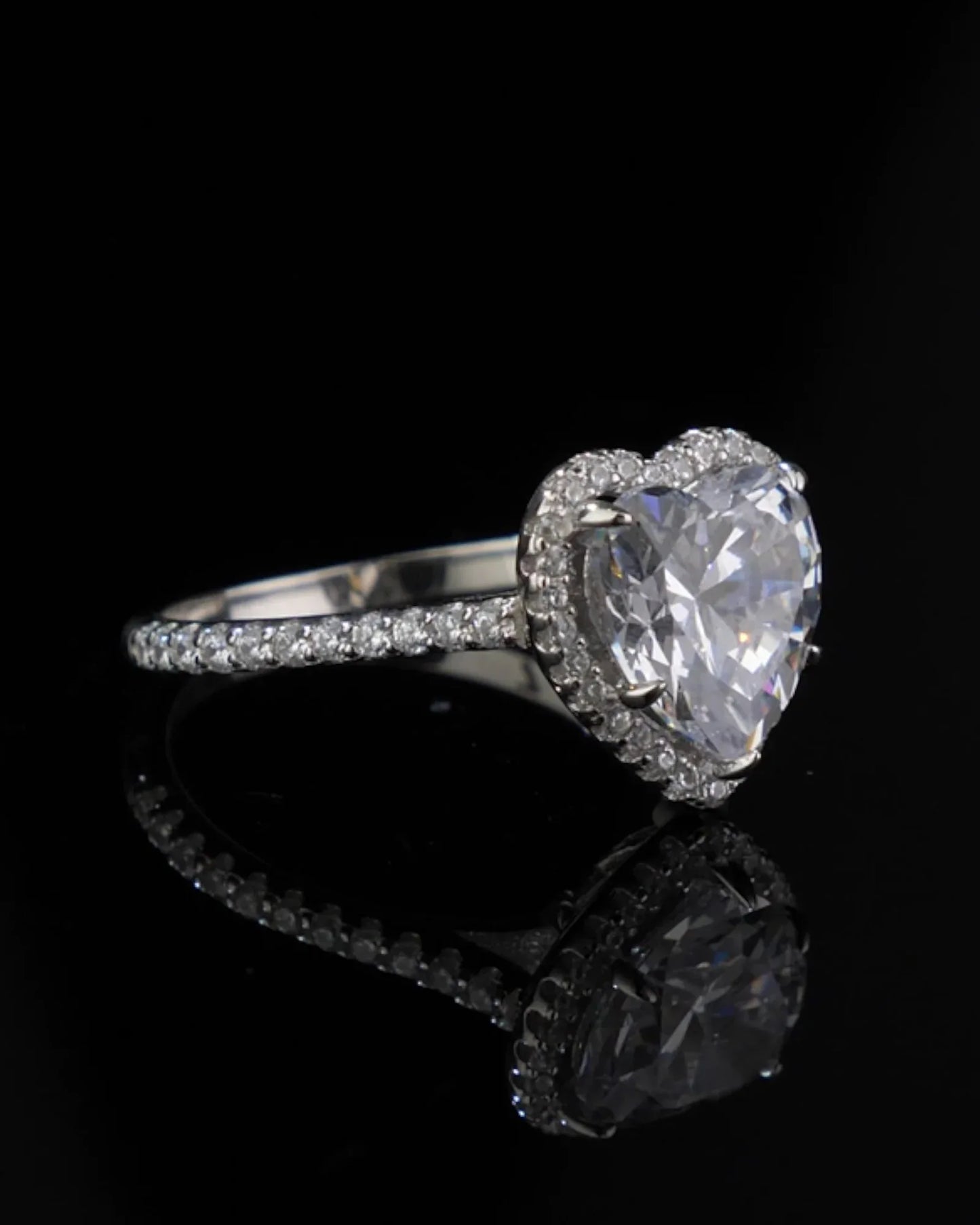 Ring aus 925er Sterlingsilber mit einem großen herzförmigen Zirkonia - TOLLzWOOD