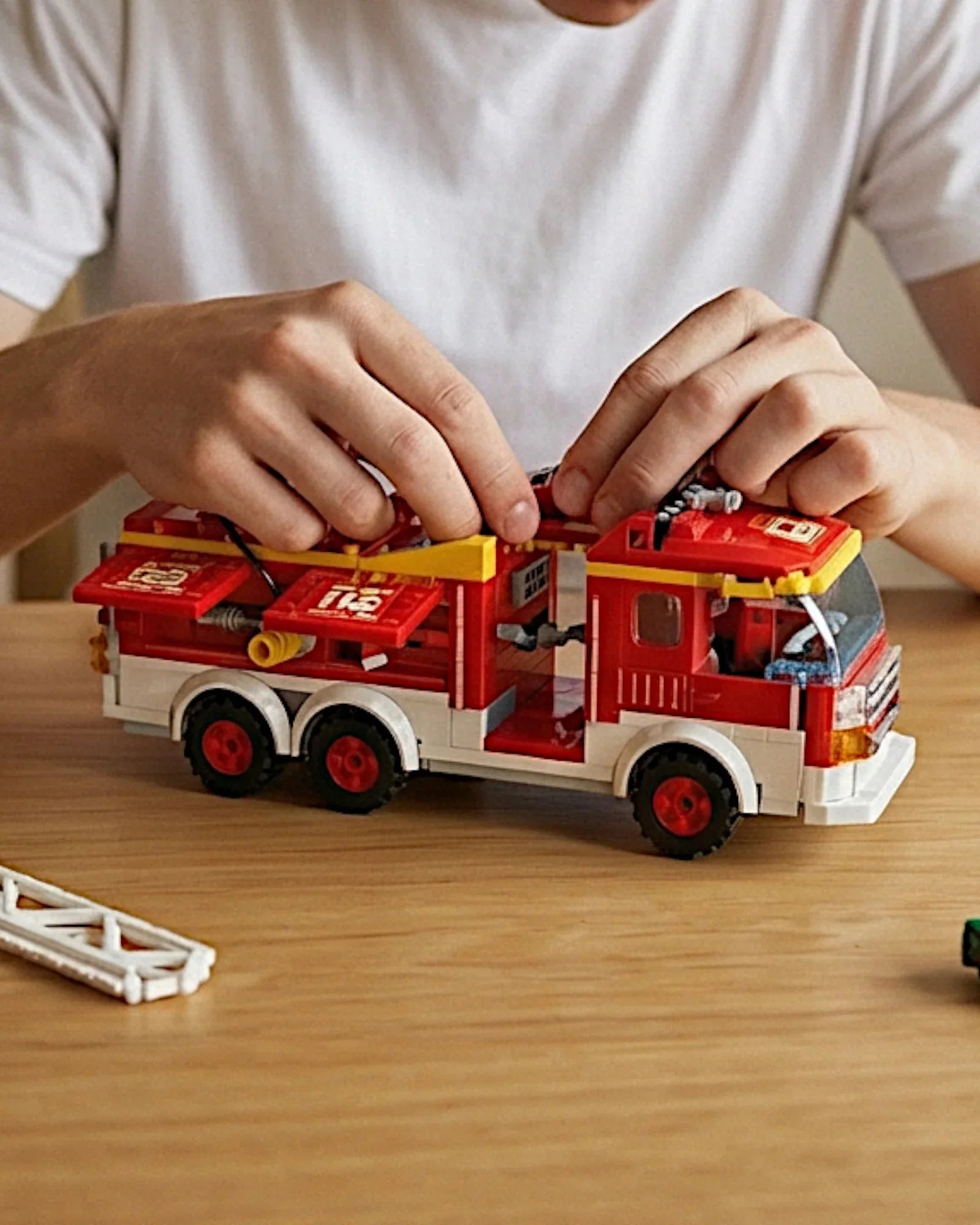 EC-Feuerwehrfahrzeug mit Drehleiter, 433 Teile - TOLLzWOOD