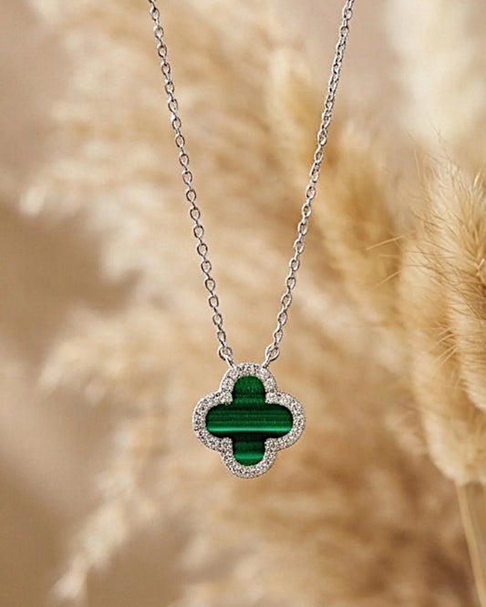 Halskette „Clover“ in silbergrüner Farbe - TOLLzWOOD