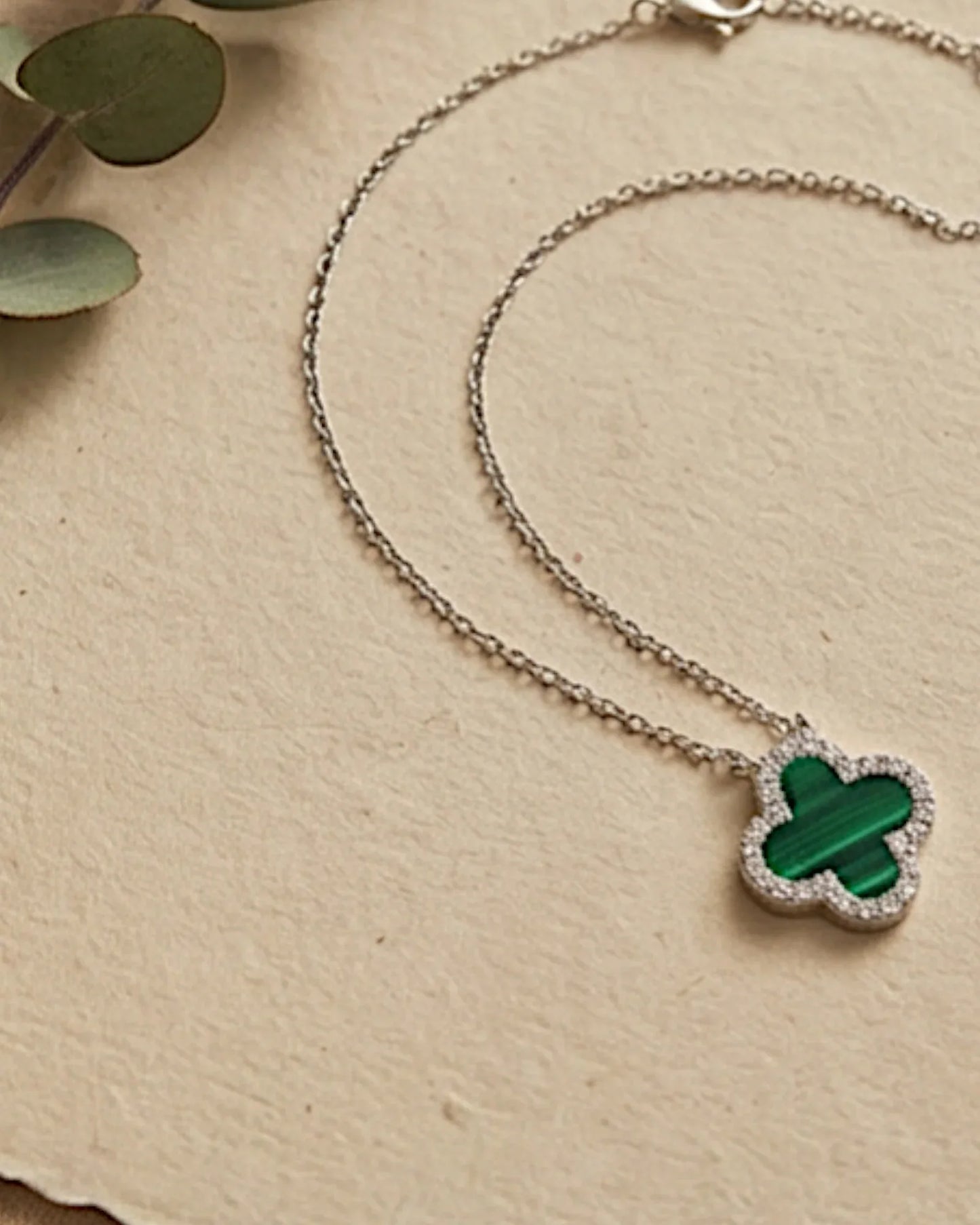 Halskette „Clover“ in silbergrüner Farbe - TOLLzWOOD