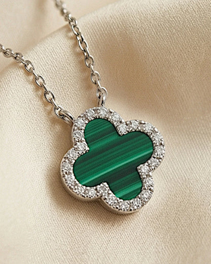 Halskette „Clover“ in silbergrüner Farbe - TOLLzWOOD
