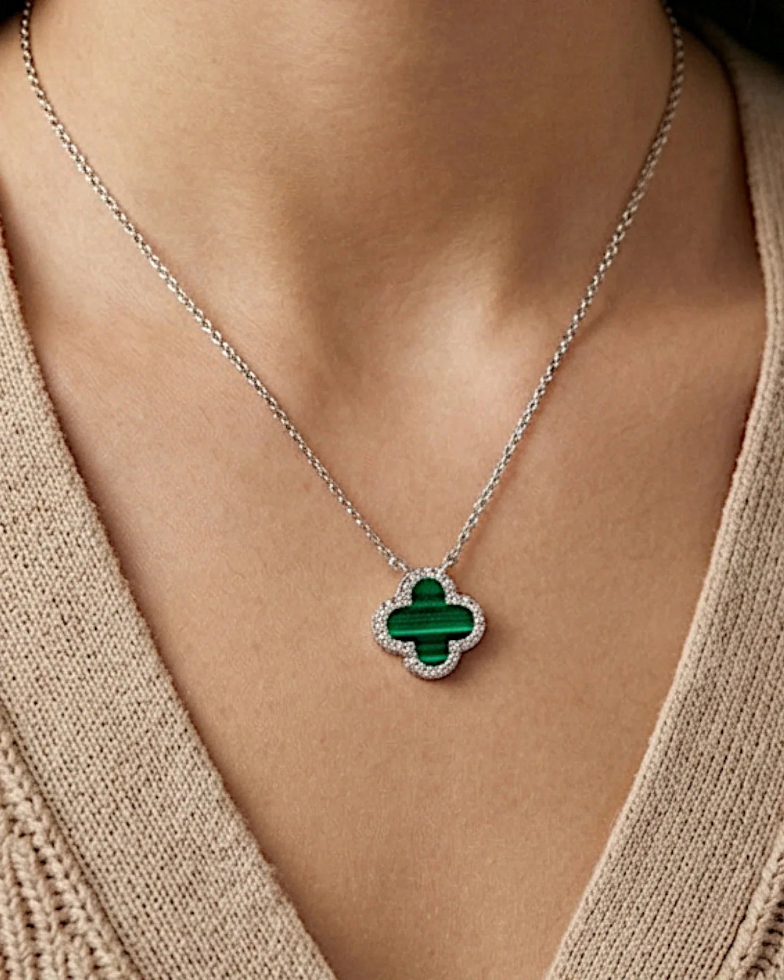 Halskette „Clover“ in silbergrüner Farbe - TOLLzWOOD