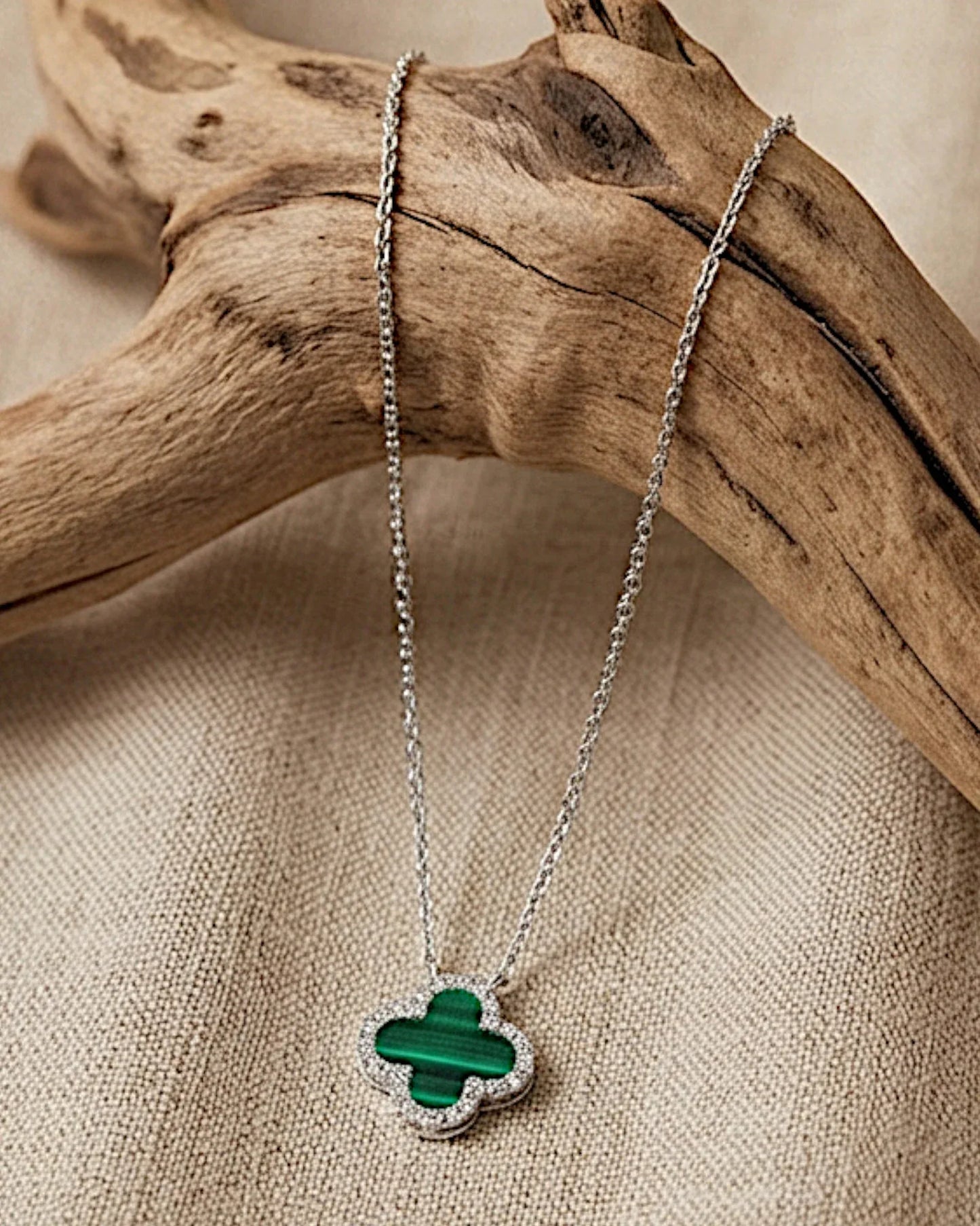 Halskette „Clover“ in silbergrüner Farbe - TOLLzWOOD