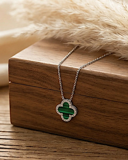 Halskette „Clover“ in silbergrüner Farbe - TOLLzWOOD