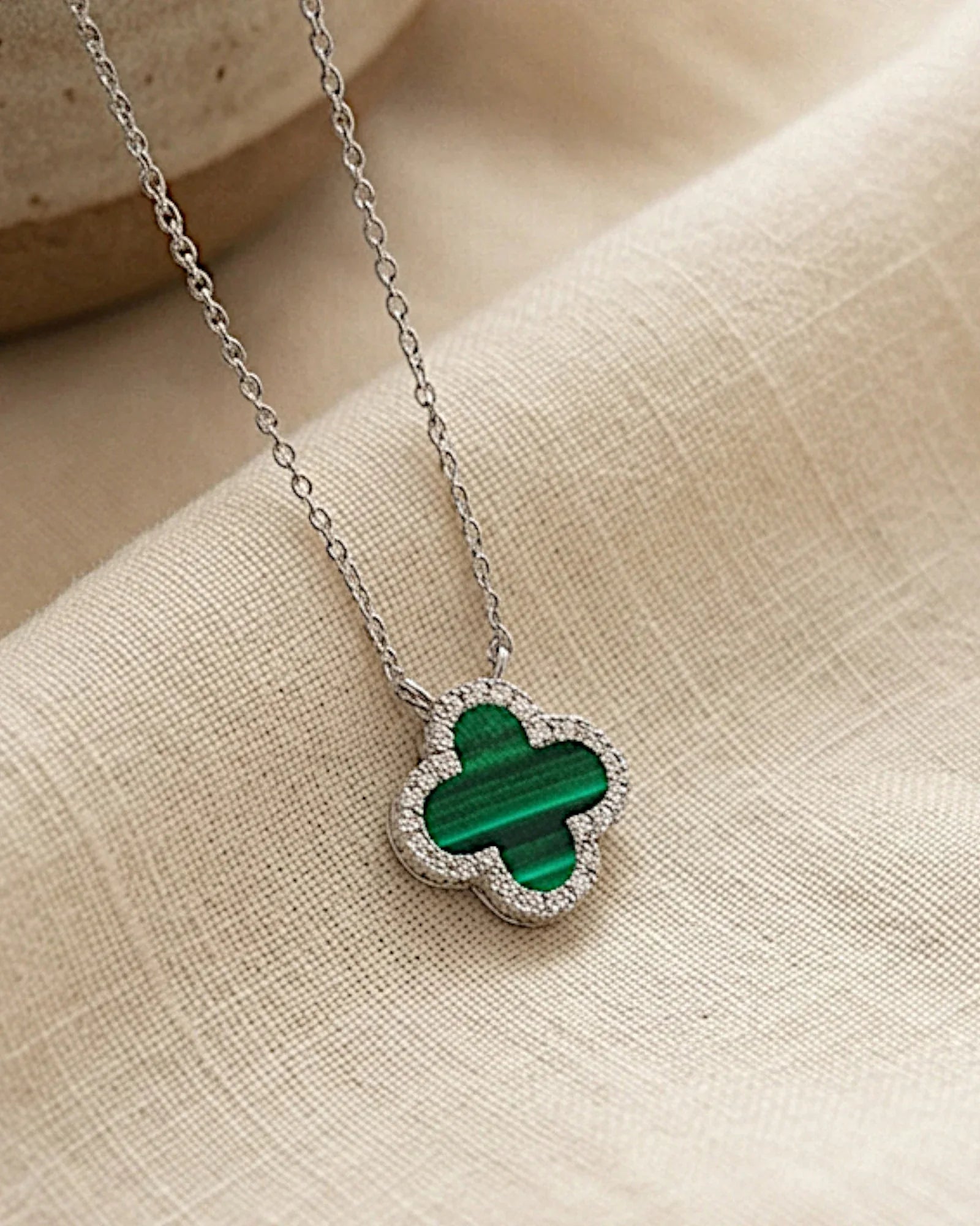 Halskette „Clover“ in silbergrüner Farbe - TOLLzWOOD