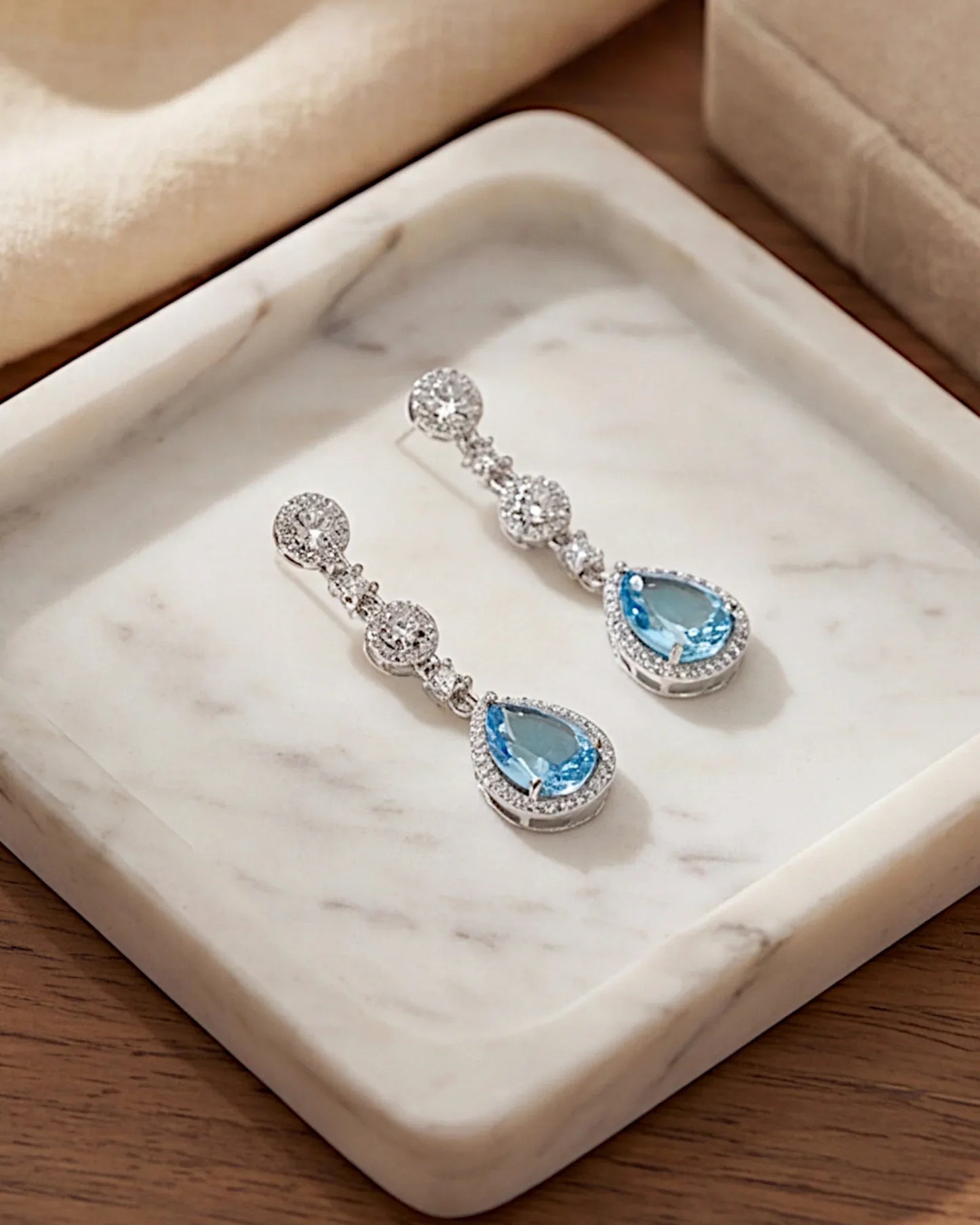Ohrringe aus 925er Silber mit blauem Zirkonia, Tropfenform - TOLLzWOOD