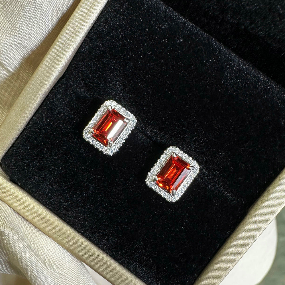 Ohrringe aus 925er Silber mit rotem Zirkonia