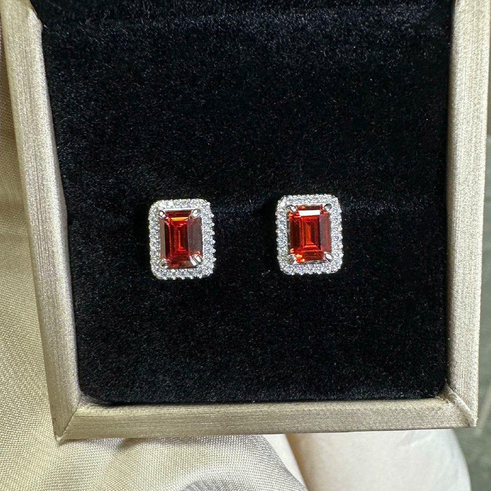 Ohrringe aus 925er Silber mit rotem Zirkonia