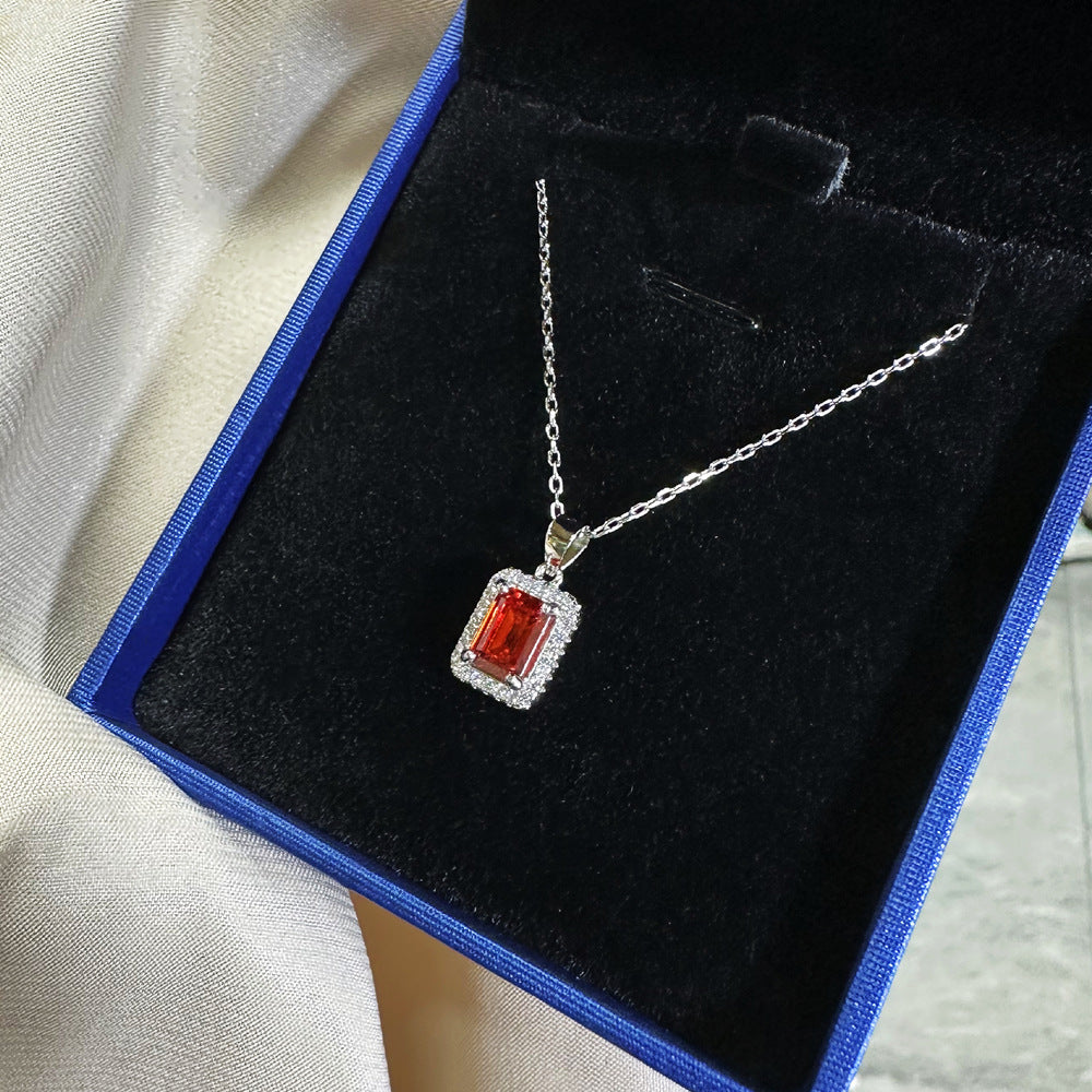 Halskette aus 925er Silber mit rotem Zirkonia