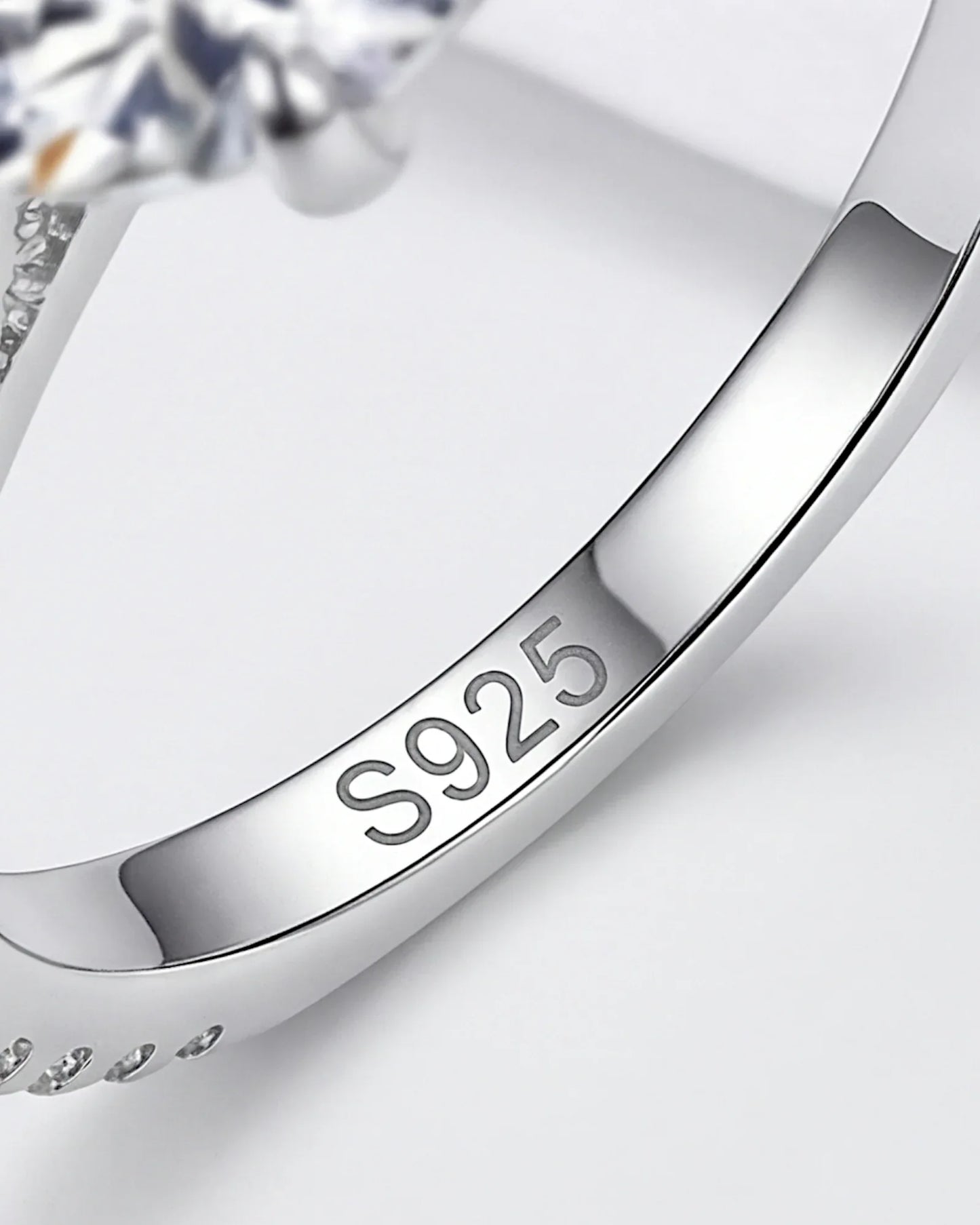 Ring aus 925er Sterlingsilber mit einem großen Zirkonia - TOLLzWOOD