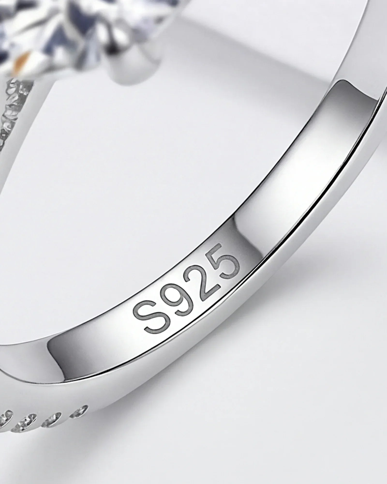 Ring aus 925er Sterlingsilber mit einem großen Zirkonia - TOLLzWOOD