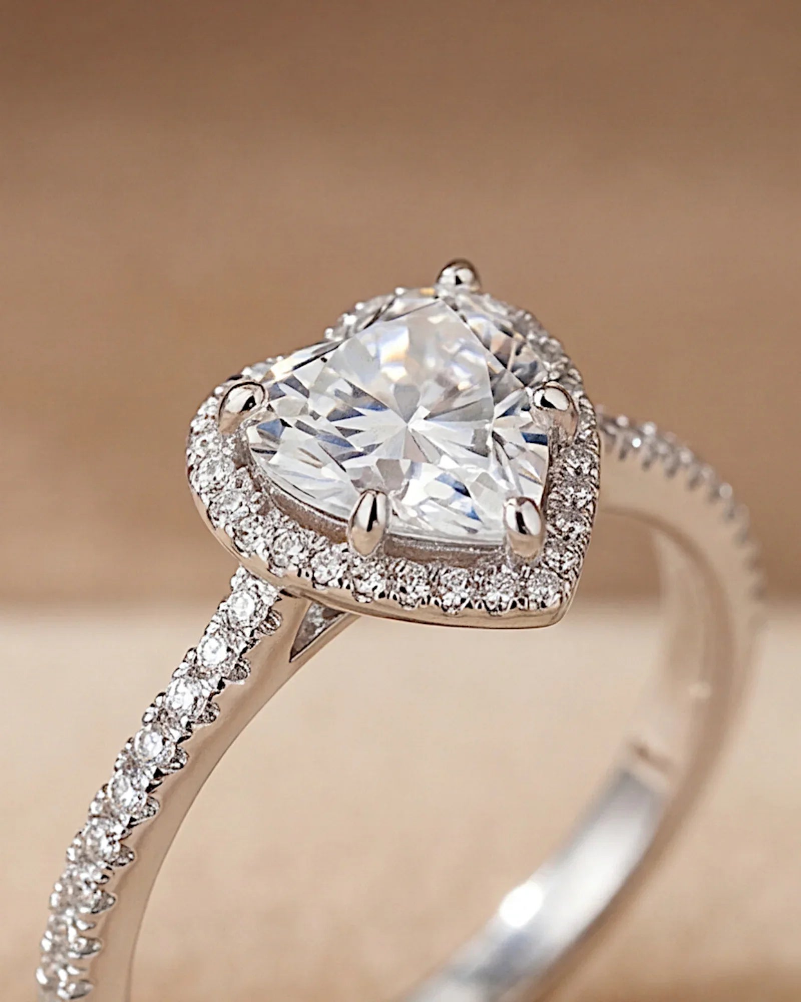 Ring aus 925er Sterlingsilber mit einem großen herzförmigen Zirkonia - TOLLzWOOD