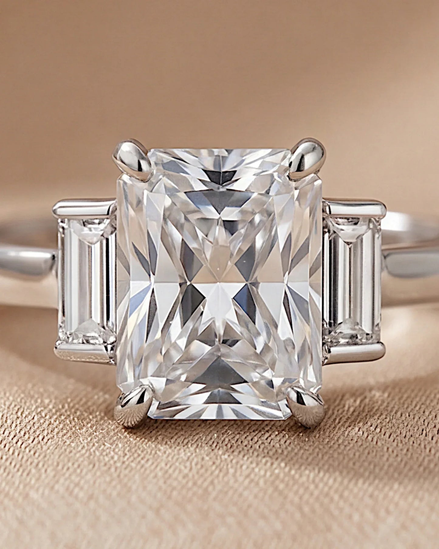 Ring aus 925er Sterlingsilber mit großem Zirkon - TOLLzWOOD