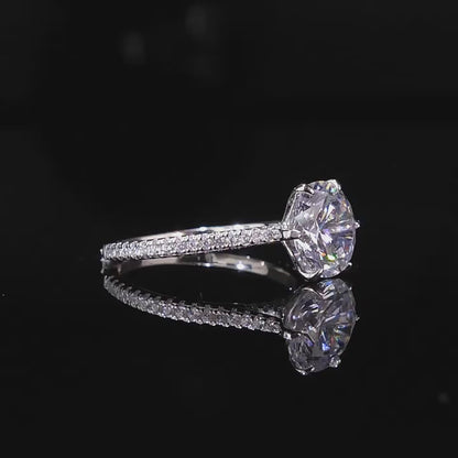 Ring aus 925er Sterlingsilber mit einem großen Zirkonia