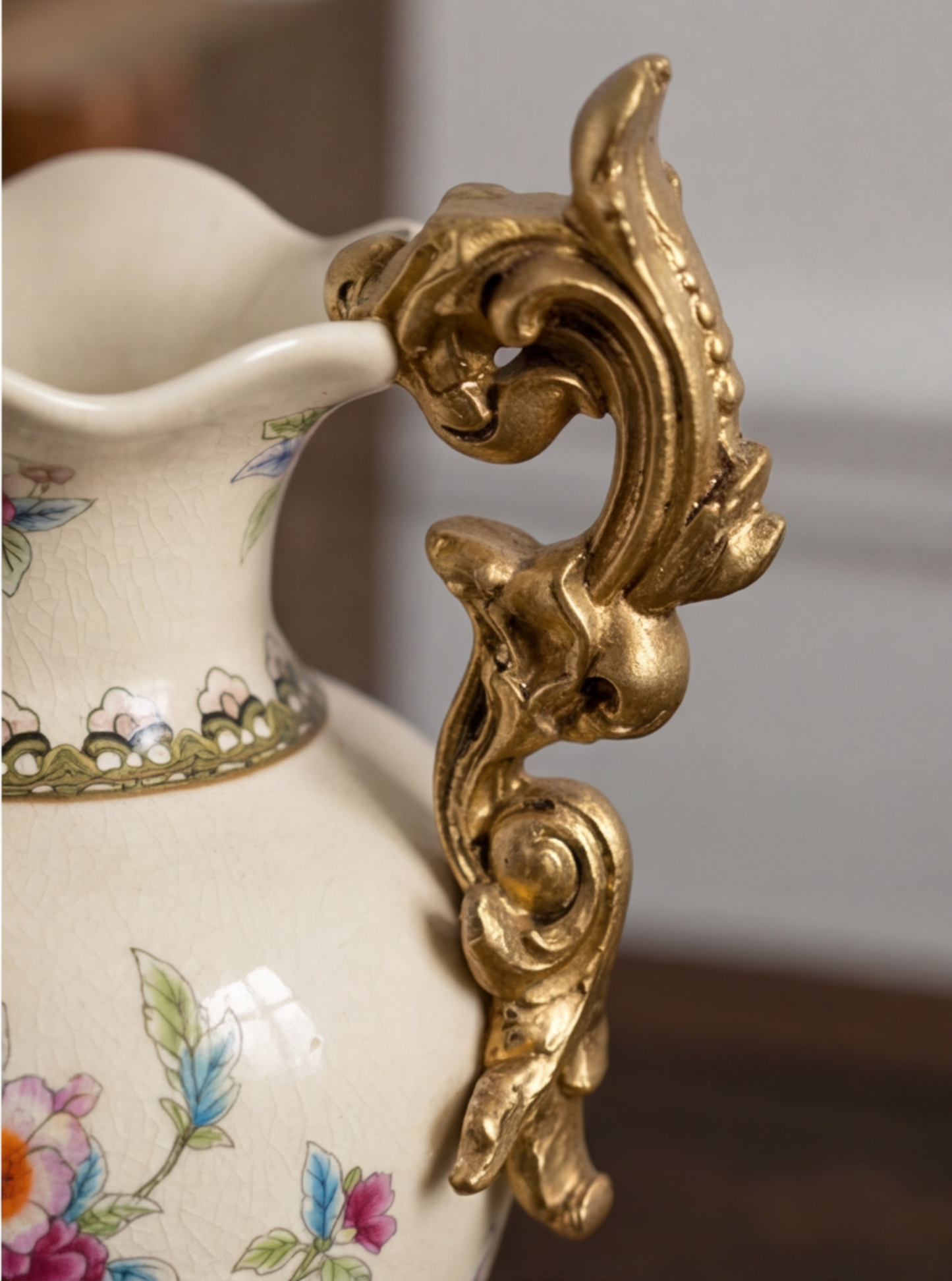 Keramikvase mit Blumenornament