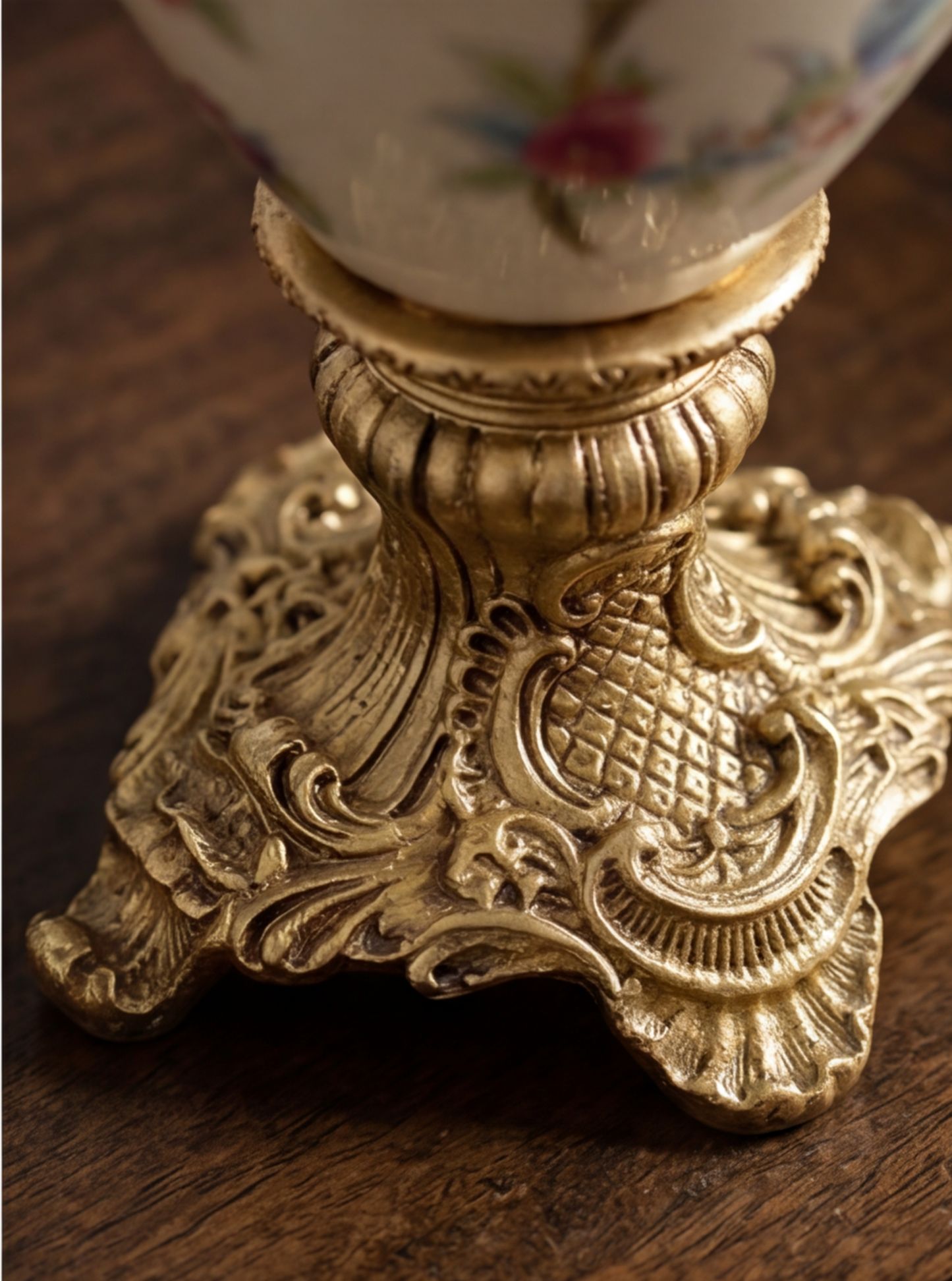 Keramikvase mit Blumenornament